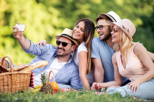 Happy Mladí Přátelé Pikniku Zemi Jsou Všechny Šťastný Baví Úsměvem — Stock fotografie