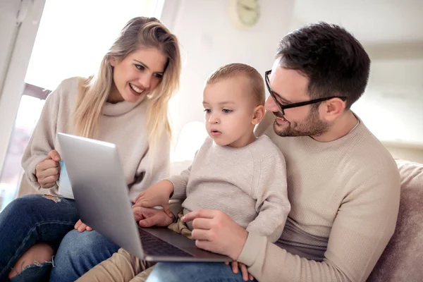 Família Feliz Usando Tecnologia Juntos Sala Estar Ver Desenhos Animados — Fotografia de Stock