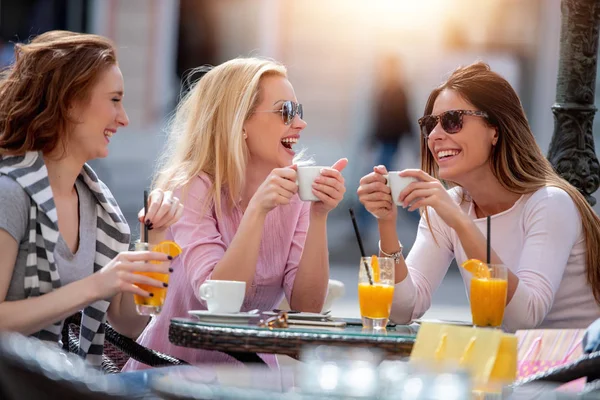 Neşeli arkadaşları kahve, açık havada eğlence içmek. Dating, tüketim, gıda ve yaşam tarzı kavramı.