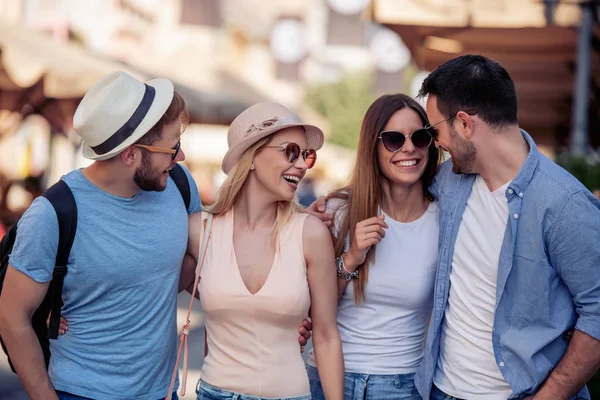 Seyahat, tatil, mutluluk ve dostluk kavramı-grup arkadaşları şehri keşfetmek gülümseyen.