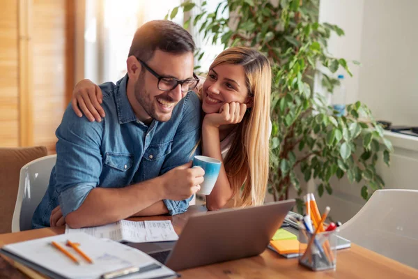 Familia Joven Discutiendo Sus Finanzas Que Están Pagando Las Cuentas — Foto de Stock