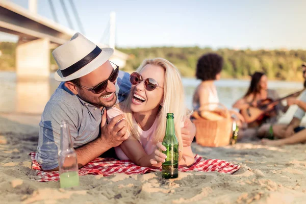 Retrato Pareja Feliz Disfrutando Juntos Playa Divirtiéndose — Foto de Stock