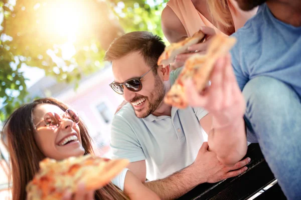 Amigos Alegres Comiendo Pizza Divirtiéndose Aire Libre Citas Consumismo Comida — Foto de Stock