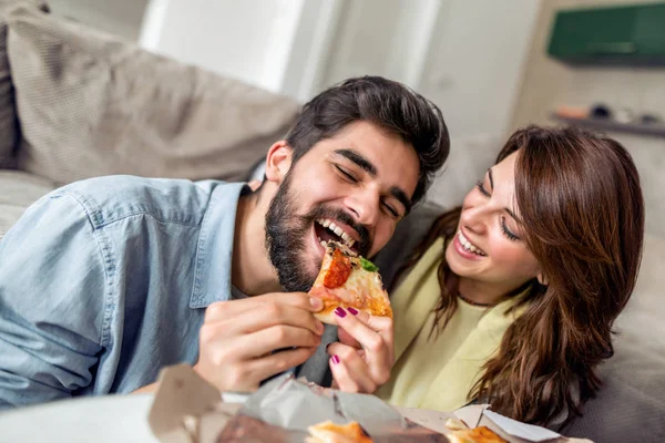 Couple Eating Pizza Home Enjoying Together — Stock Photo, Image