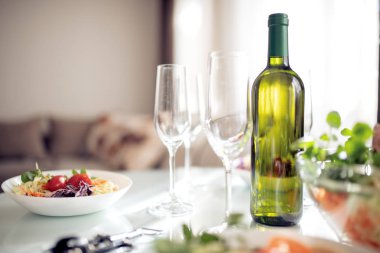 Lezzetli yemek hazır ve dekore edilmiştir. Salata ve gözlük şarap ile.