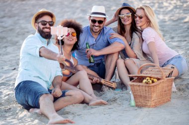 Gruba selfie sahilde birlikte alarak ve having fun.