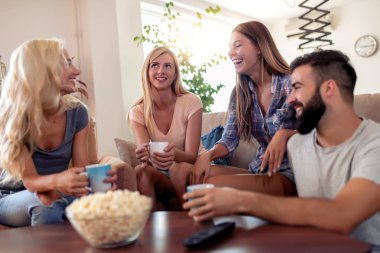 TV izlerken dostları grubu ve birlikte eğlenmek.