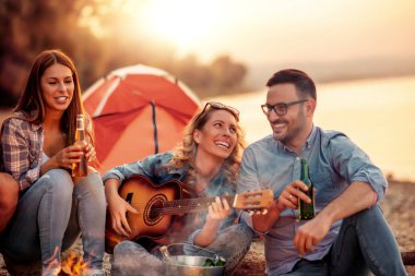 Bira ve oyun gitar içme kamp neşeli arkadaşlar, onlar are zevk.