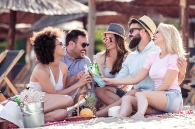 Genç insanlar iyi bir ruh halinde zevk ve sahilde piknik. Yaşam tarzı, aşk, flört ve tatil kavramı.