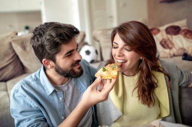Masada oturan ve pizza yemek Genç çift.