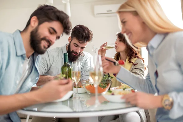 Vrije Tijd Eten Eten Drinken Mensen Vakantie Concept Glimlachend Vrienden — Stockfoto