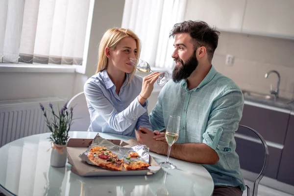 Junges Paar Hat Viel Spaß Hause Isst Pizza Und Trinkt — Stockfoto