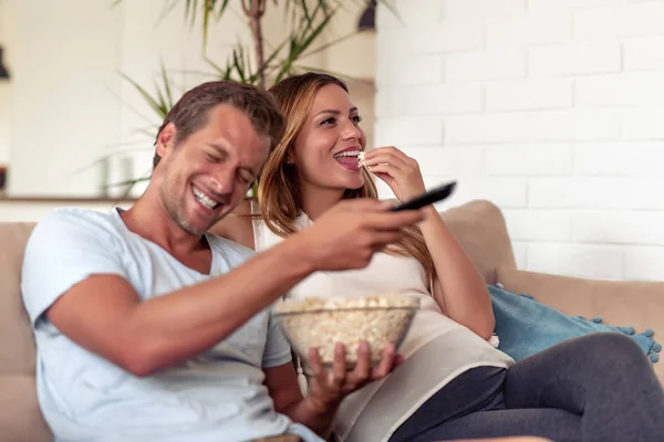 Evde film izlerken mutlu genç çift — Stok fotoğraf