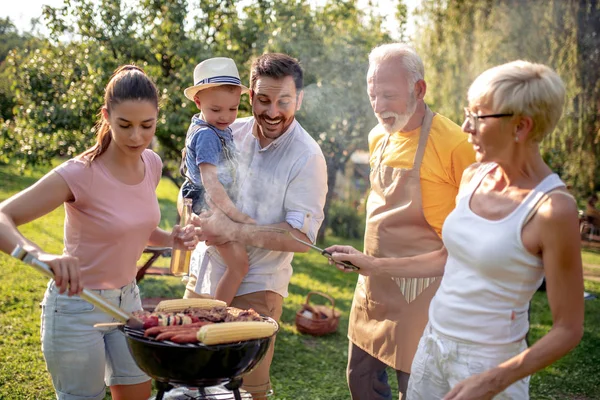 Família Fazendo Uma Festa Churrasco Mãe Pai Filho Avós Redor — Fotografia de Stock