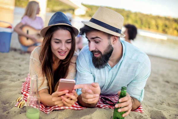 Lyckliga Paret Tar Selfie Stranden Kul — Stockfoto