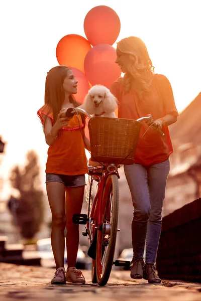 母と娘 バイクに乗るし 街で一緒に時間を過ごす — ストック写真