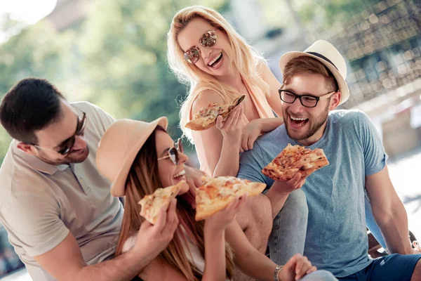 Grupo Amigos Alegres Comendo Pizza Livre Pessoas Comida Amizade Estilo — Fotografia de Stock