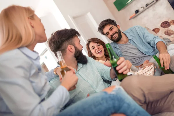 Arkadaşlık, eğlence ve insanlar kavramı mutlu arkadaşlar içki bira ve evde futbol oyun TV izlerken.