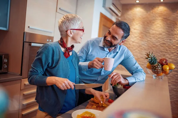 Portret Van Gelukkig Senior Verliefde Paar Maken Van Salades Samen — Stockfoto