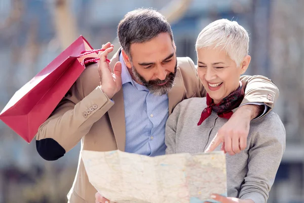 Retrato Pareja Adulta Con Bolsas Compras Ciudad Mirando Mapa —  Fotos de Stock