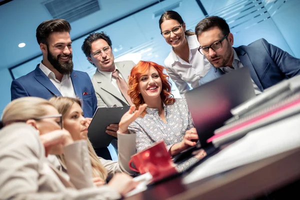 Üzletemberek Csoportja Akik Együtt Dolgoznak Kommunikálnak Irodai Pultnál Ülve — Stock Fotó