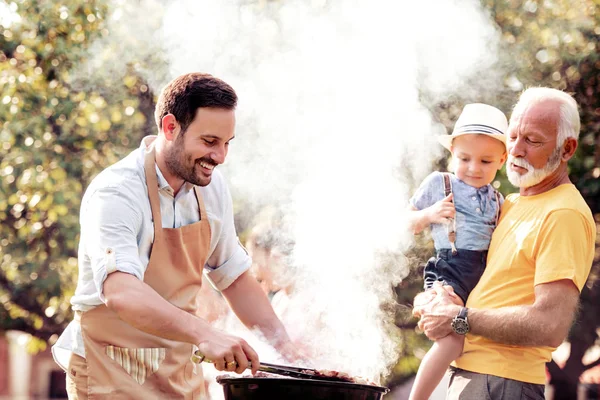 Famiglia Felice Che Festa Barbecue Nel Giardino Estate Tempo Libero — Foto Stock