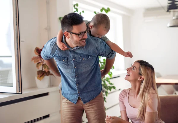 Junger Vater huckepack seinen Sohn — Stockfoto