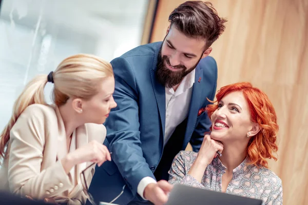 Gente Negocios Usando Ordenador Portátil Sonriendo Mientras Trabaja Oficina — Foto de Stock