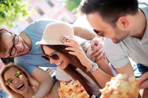 友達とピザを食べて楽しい 出会い系 消費者 ライフ スタイル コンセプト — ストック写真