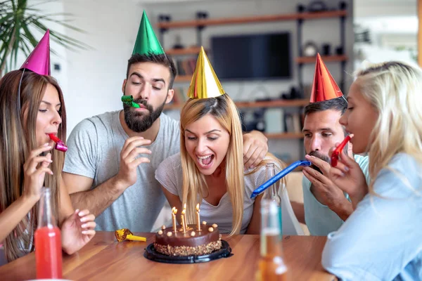 Jonge Groep Gelukkige Vrienden Vieren Verjaardag Thuis — Stockfoto