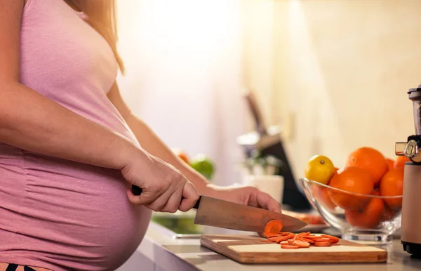 Femme Enceinte Préparant Des Aliments Sains Dans Cuisine — Photo