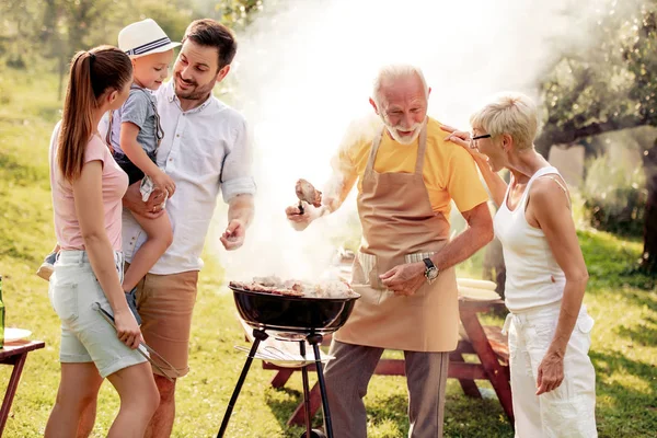 Család Nyáron Kerti Grillpartit Rendez — Stock Fotó