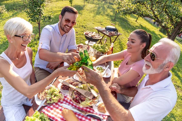 幸せな家族が夏の園遊会で昼食します 食べ物 愛と幸福の概念 トップ ビュー — ストック写真