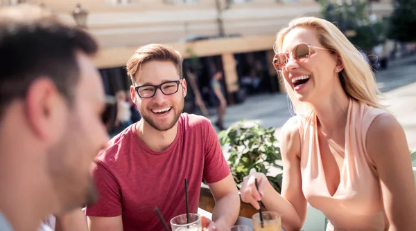 Gruppo Amici Che Divertono Insieme Una Caffetteria — Foto Stock