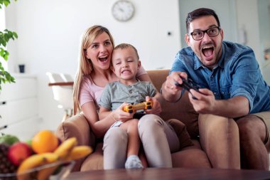 Mutlu bir aile evde oyun oynuyor ve birlikte eğleniyor..