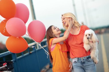Güzel anne ve kız şehirde eğleniyor..