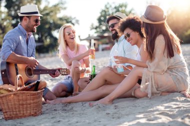 Gruba bira içme ve sahilde birlikte müzik.