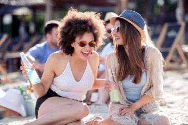 İki en iyi arkadaş sahilde eğleniyor..