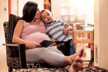 Anne ve oğlu evde tablet kullanma.