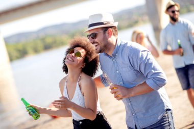 Sahilde romantik genç bir çift, eğleniyorlar..