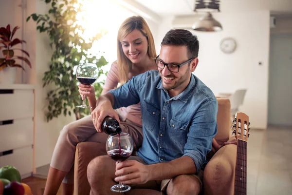 Junges Liebespaar Trinkt Rotwein Wohnzimmer — Stockfoto