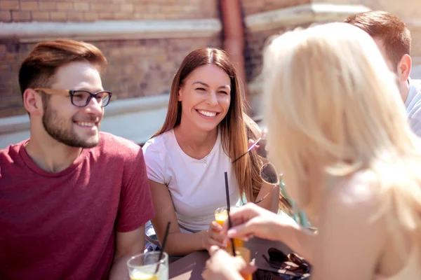 Grupo Cuatro Amigos Divirtiéndose Juntos Una Cafetería — Foto de Stock