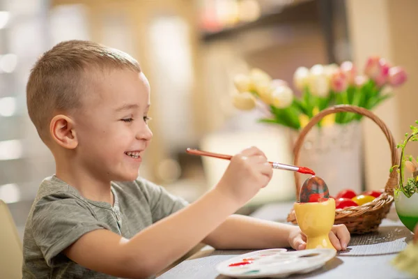 Mignon Petit Garçon Colorant Oeufs Pour Les Vacances Pâques — Photo