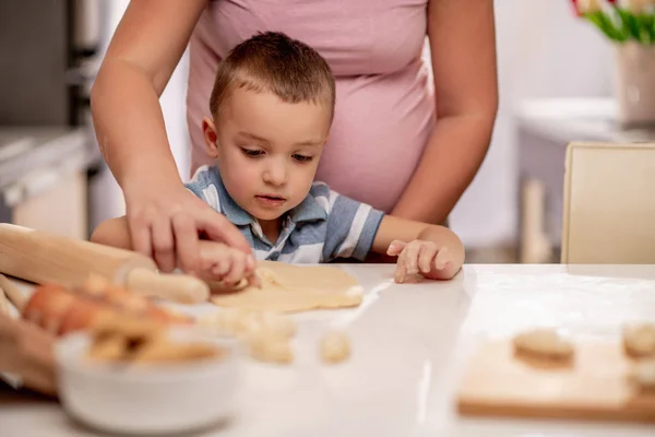 Madre Hijo Amasando Masa Cocina Divirtiéndose — Foto de Stock