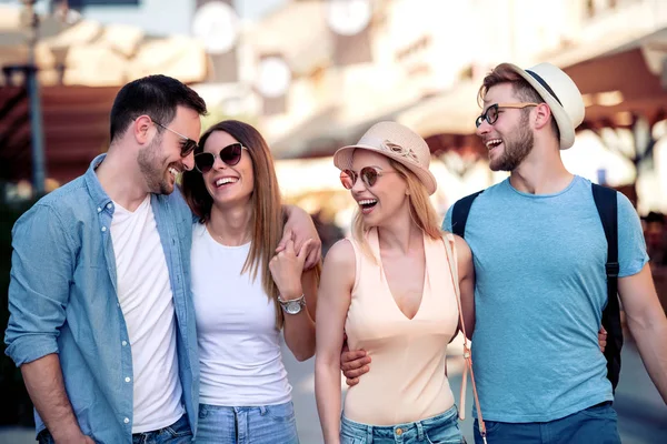 Bir grup genç şehirde yürüyor. Arkadaşlar dışarıda eğleniyor..