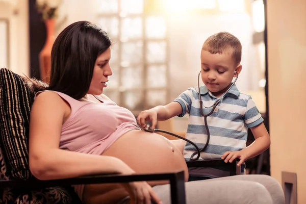 Küçük Çocuk Hamile Anne Karnına Bir Stetoskop Ile Dinleme — Stok fotoğraf