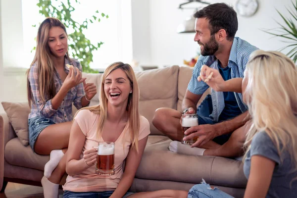 Friends Enjoying Together Home Eat Pizza Drink Beers — Stock Photo, Image