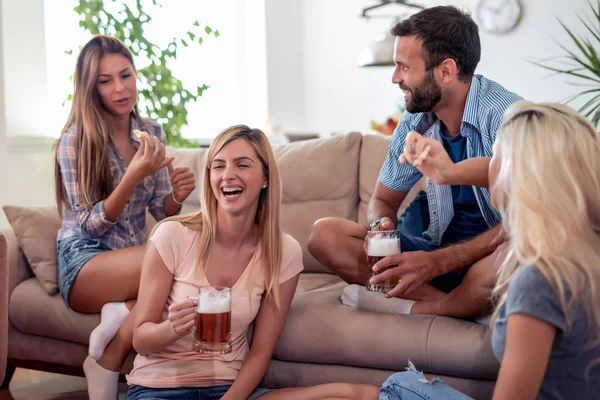 Amigos Desfrutando Juntos Casa Comer Pizza Beber Cervejas — Fotografia de Stock