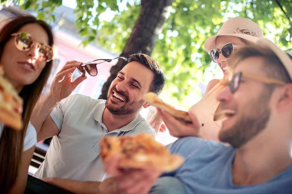 Szórakozás Pizzát Eszik Meg Ismerkedés Onsumerism Élelmiszer Életmód Fogalma — Stock Fotó