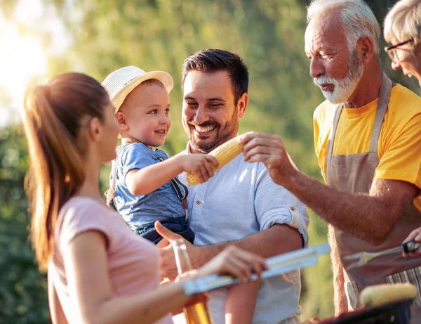 Familie Mit Grillparty Mutter Vater Sohn Und Großeltern Grill — Stockfoto